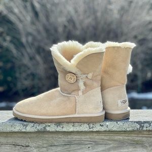 Ugg Bailey Button in Sand - Size 7